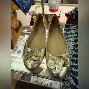 🌼Elegant Gold Women's Tory Burch 9 Flats with Floral Detail